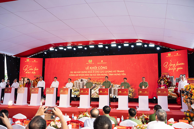 C&aacute;c đồng chi l&atilde;nh đạo ấn n&uacute;t khởi c&ocirc;ng Dự &aacute;n
