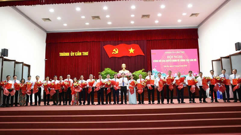 B&iacute; thư Th&agrave;nh ủy Cần Thơ Đỗ Thanh B&igrave;nh (giữa) trao quyết định, tặng hoa ch&uacute;c mừng c&aacute;c c&aacute;n bộ nhận quyết định