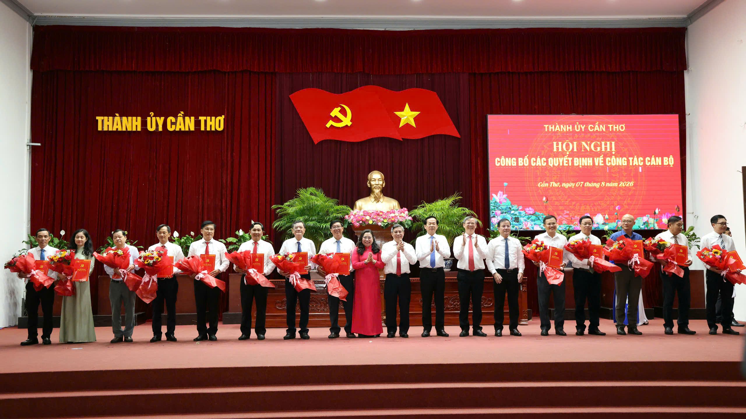 Thường trực Th&agrave;nh ủy Cần Thơ ch&uacute;c mừng c&aacute;c c&aacute;n bộ nhận quyết định. Ảnh_ Phạm Trung