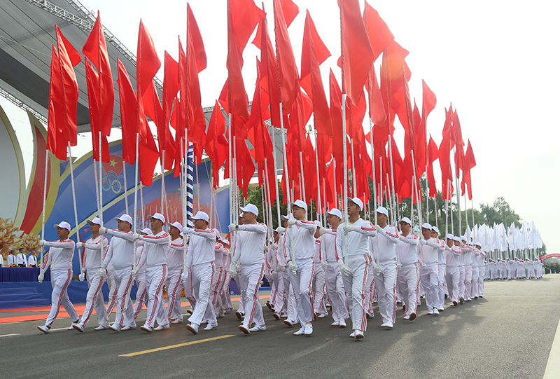 2. Đội hồng kỳ tiến qua lễ đ&agrave;i .jpg