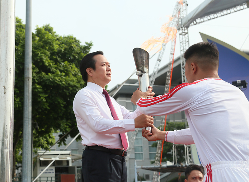 3. B&iacute; thư Tỉnh ủy Phạm Quang Ngọc tiếp nhận ngọn lửa truyền thống v&agrave; thực hiện nghi thức thắp s&aacute;ng đ&agrave;i lửa Đại hội .jpg