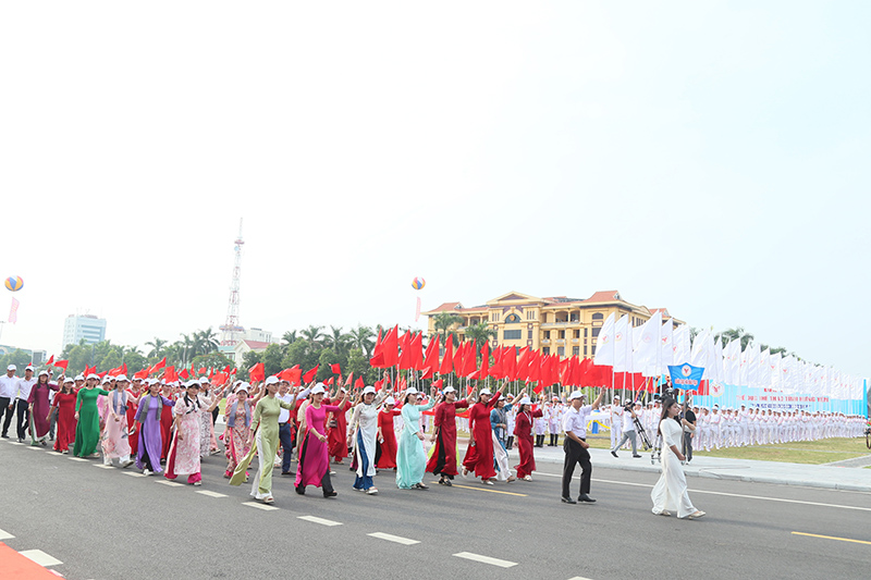 5. C&aacute;c tầng lớp nh&acirc;n d&acirc;n tham gia lễ khai mạc .jpg