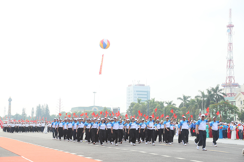 6. Đo&agrave;n đại diện c&aacute;c x&atilde; phường trong tỉnh .jpg