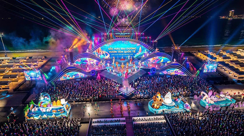 Sân khấu Festival Biển Khánh Hòa 2026 rực rỡ trong không khí lễ hội sôi động .jpg