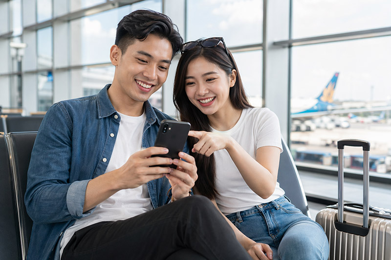 nguoi-dung-dat-ve-may-bay-tren-app-ngan-hang.jpg