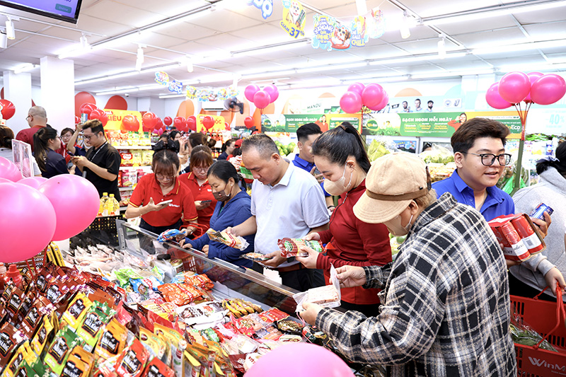 Tấp nập khách mua sắm tại cửa hàng WinMart+.jpg Tấp nập khách mua sắm tại cửa hàng WinMart+.jpg