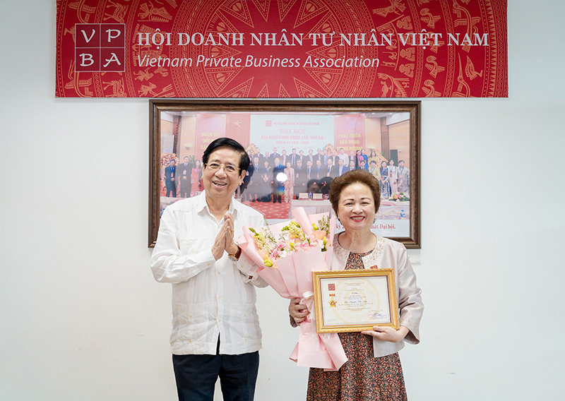02 PGS.TS Nguyễn Trọng Điều trao kỷ niệm chương
