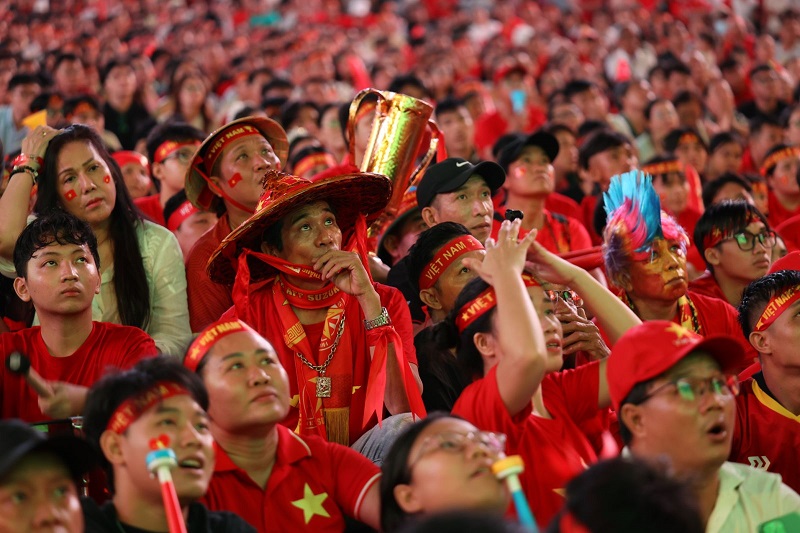 Hàng ngàn cổ động viên Hàng ngàn cổ động viên