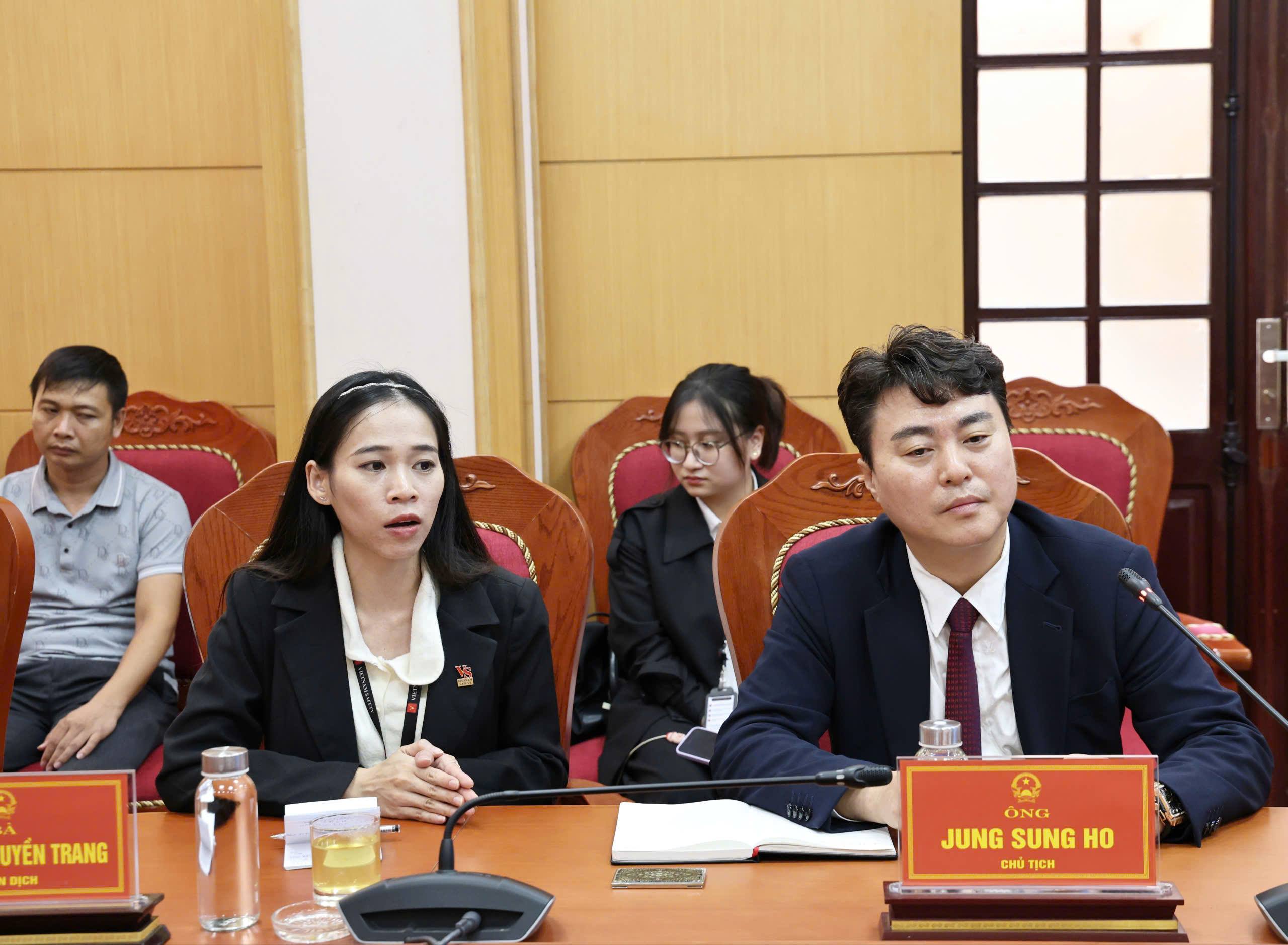 &Ocirc;ng Jung Sung Ho - Chủ tịch C&ocirc;ng ty TNHH Vietnam Safety ph&aacute;t biểu tại buổi l&agrave;m việc