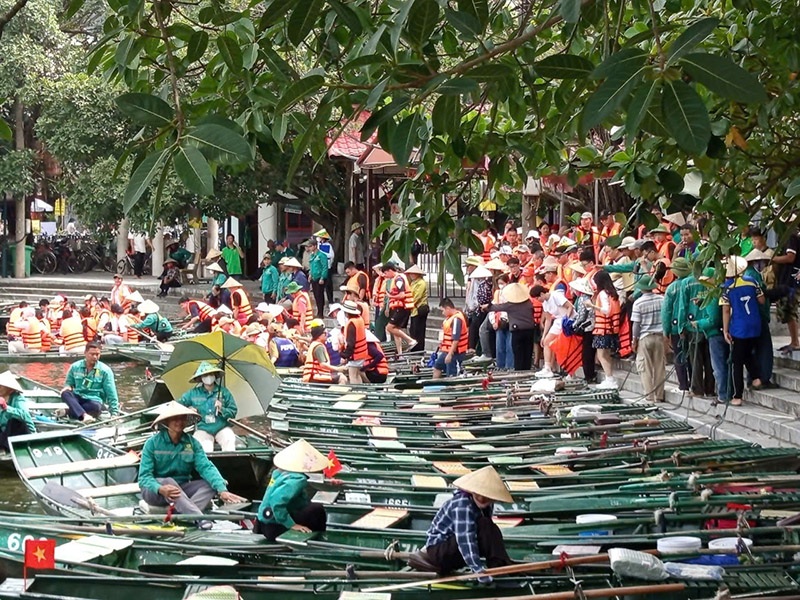 Tr&ecirc;n bế dưới thuyền ở Tr&agrave;ng An những ng&agrave;y nghỉ lễ