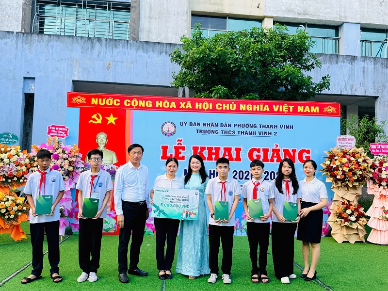 VCB Nghe An_Cung em tien buoc.JPG