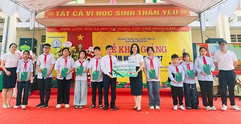 VCB Phuc Yen_Cung em tien buoc.JPG