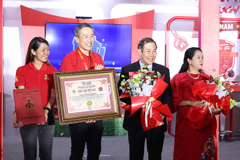 Đại diện SABECO nhận giấy chứng nhận X&aacute;c lập kỷ lục từ VietKings tại đ&ecirc;m diễn ra trận chung kết lượt về ASEAN Cup.JPG