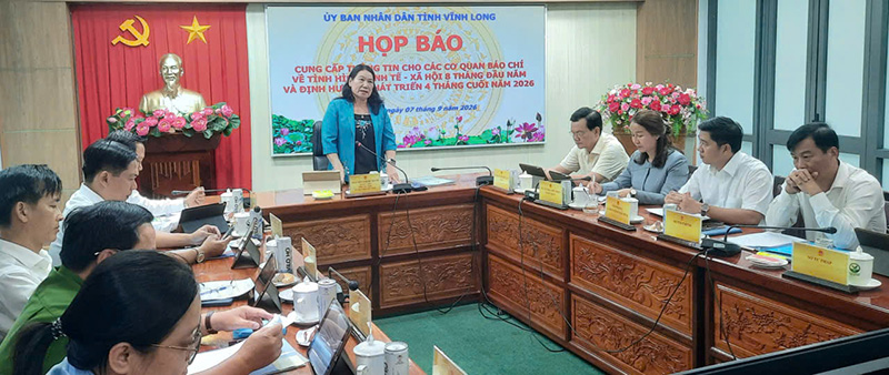 Ph&oacute; Chủ tịch UBND tỉnh Vĩnh Long Nguyễn Thị B&eacute; Mười chủ tr&igrave; cuộc họp b&aacute;o