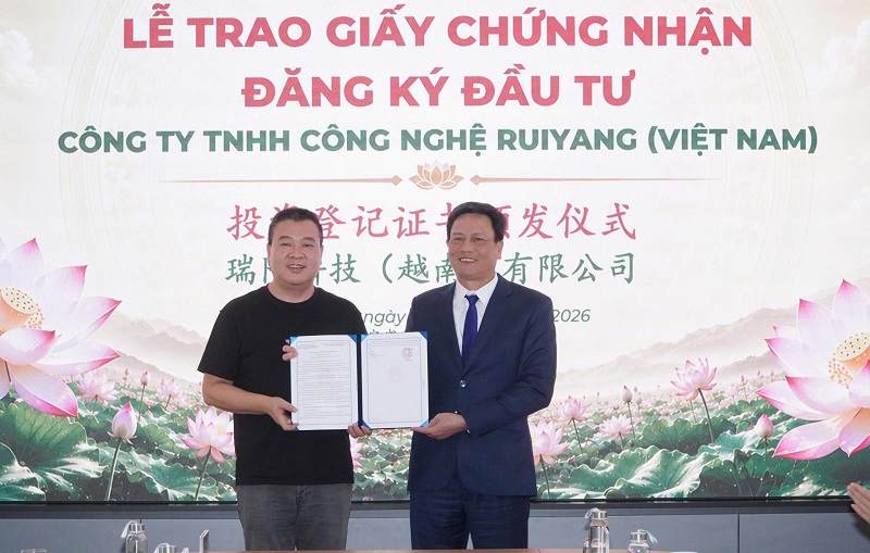 Trao Giấy chứng nhận đăng k&yacute; đầu tư cho Dự &aacute;n của C&ocirc;ng ty TNHH Ruiyang Việt Nam