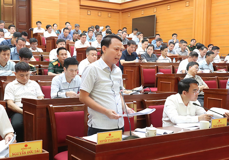 L&atilde;nh đạo Ban Quản l&yacute; đầu tư x&acirc;y dựng số 2 b&aacute;o c&aacute;o tại cuộc họp_