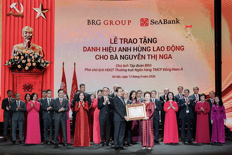 01. Madame Nguyễn Thị Nga đón nhận danh hiệu Anh hùng Lao động 01. Madame Nguyễn Thị Nga đón nhận danh hiệu Anh hùng Lao động