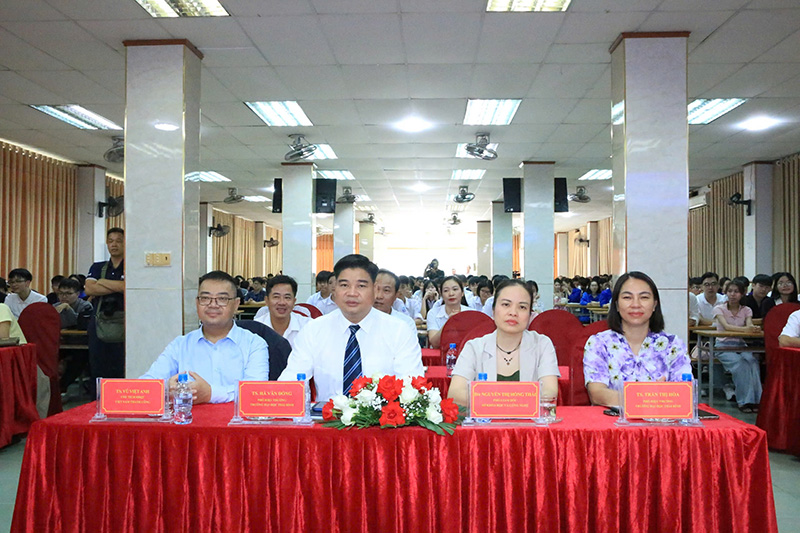 Quang cảnh diễn đ&agrave;n