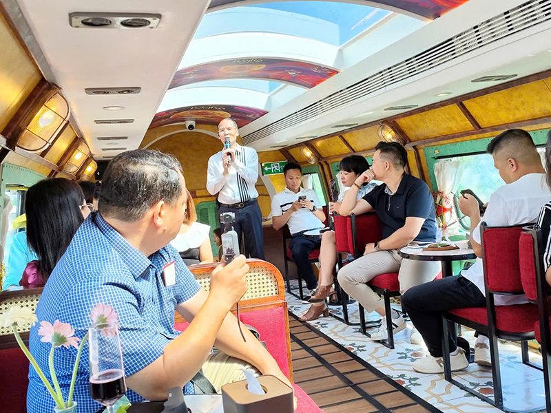 H&agrave;nh kh&aacute;ch tr&ecirc;n chuyến t&agrave;u thử nghiệm