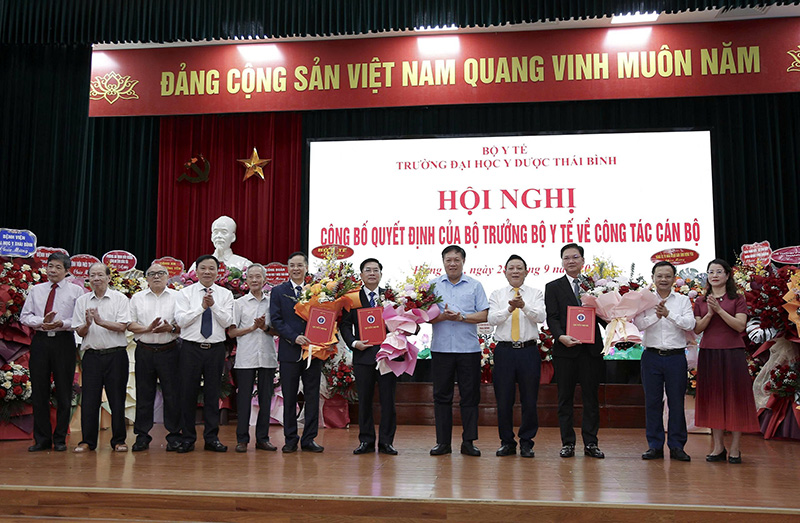 L&atilde;nh đạo Bộ y tế, l&atilde;nh đạo Trường Đại học Y Dược Th&aacute;i B&igrave;nh tặng hoa