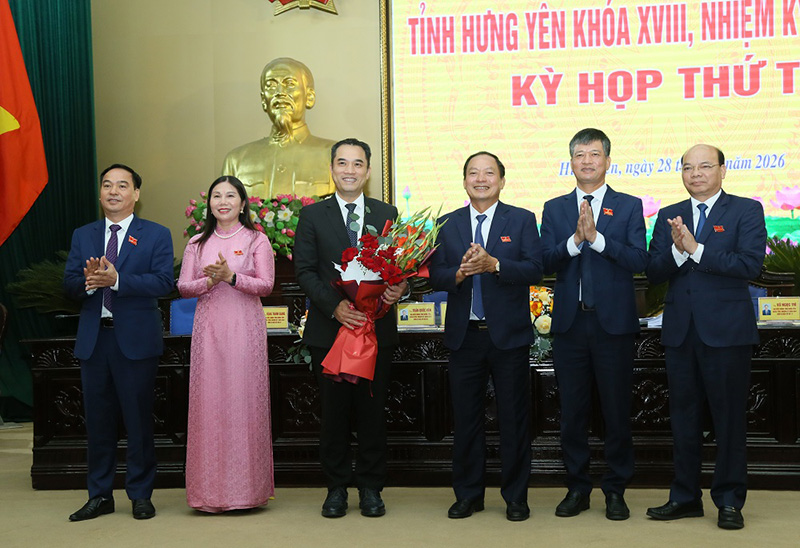 tặng hoa ch&uacute;c mừng Ph&oacute; Chủ tịch Phạm Bảo Sơn_