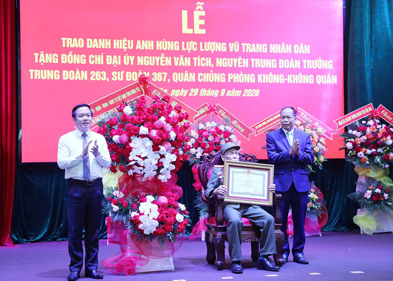 Anh h&ugrave;ng lực lượng vũ trang nh&acirc;n d&acirc;n Nguyễn Văn T&iacute;ch