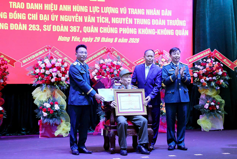 trao danh hiệu Anh h&ugrave;ng lực lượng vũ trang nh&acirc;n d&acirc;n