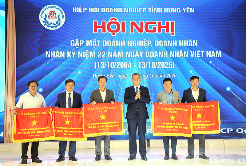 Chủ tịch UBND tỉnh Hưng Yên Nguyễn Mạnh Quyền trao cờ thi đua