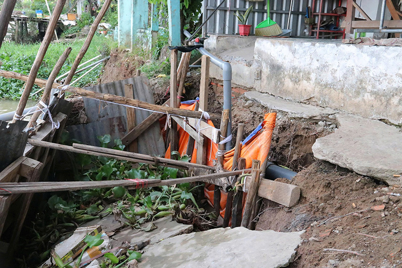 Một điểm sạt lở bờ tr&aacute;i s&ocirc;ng Tr&agrave; N&oacute;c tại phường Thới An Đ&ocirc;ng