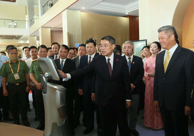 Thủ tướng L&ecirc; Minh Hưng thăm gian h&agrave;ng trưng b&agrave;y