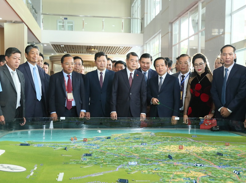 Thủ tướng L&ecirc; Minh Hưng xem sa b&agrave;n