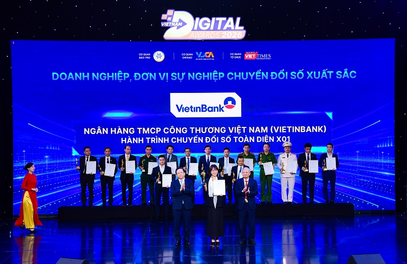 Anh 2. Ba Phung Thu Ha nhan giai