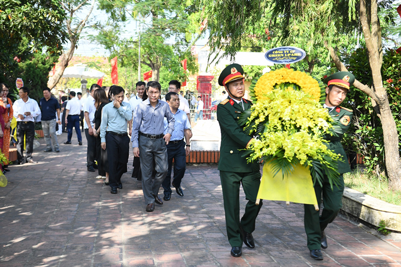 Ban l&atilde;nh đạo C&ocirc;ng ty Cổ phần Green i-Park d&acirc;ng hương hoa tưởng niệm