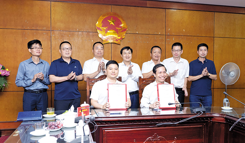 14-thay-Tổng gi&aacute;m đốc C&ocirc;ng ty CP Đầu tư Hạ tầng KCN Bảo Minh Nguyễn Văn Kiểm ( b&ecirc;n phải) k&yacute; bi&ecirc;n bản ghi nhớ về hợp t&aacute;c đầu tư với Đo&agrave;n doanh nghiệp chuy&ecirc;n sản xuất linh kiện &ocirc; t&ocirc; Vũ H&aacute;n ( Trung Quốc