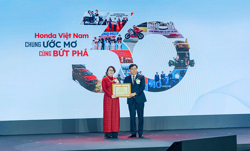 Ông Trần Duy Đông - Ủy viên dự khuyết Trung ương Đảng, Phó Bí thư Tỉnh ủy, Chủ tịch UBND tỉnh Phú Thọ trao tặng bằng khen cho lãnh đạo Công ty Honda Việt Nam.jpg Ông Trần Duy Đông - Ủy viên dự khuyết Trung ương Đảng, Phó Bí thư Tỉnh ủy, Chủ tịch UBND tỉnh Phú Thọ trao tặng bằng khen cho lãnh đạo Công ty Honda Việt Nam.jpg