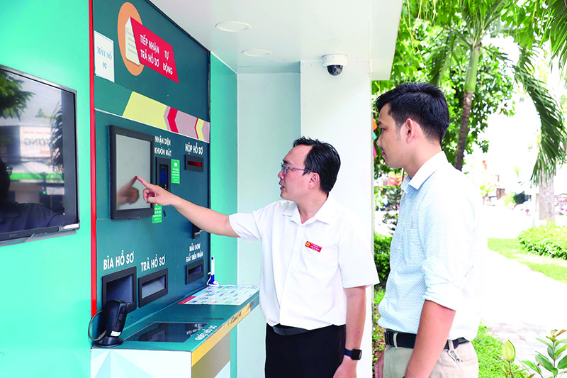 27-tp,hcm-Phóng viên Trọng Tín trao đổi với Lãnh đạo Trung tâm Phục vụ hành chính công tại Bình Tiên (2) 27-tp,hcm-Phóng viên Trọng Tín trao đổi với Lãnh đạo Trung tâm Phục vụ hành chính công tại Bình Tiên (2)