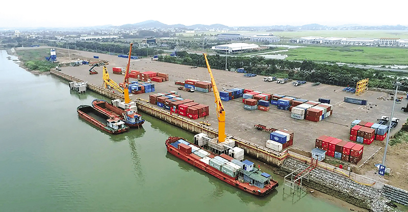Trang5-t&agrave;u chờ xếp dỡ container tại cảng ICD T&acirc;n Cảng - Quế V&otilde;.jpg