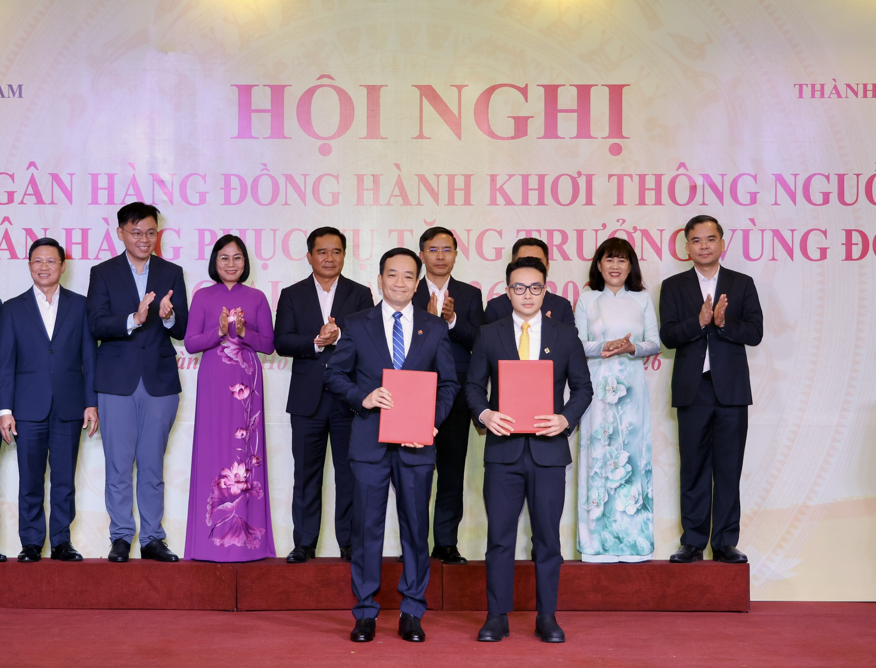 &Ocirc;ng Tạ Kiều Hưng - TV HĐQT, Tổng Gi&aacute;m đốc NCB trao thoả thuận hợp t&aacute;c với đối t&aacute;c