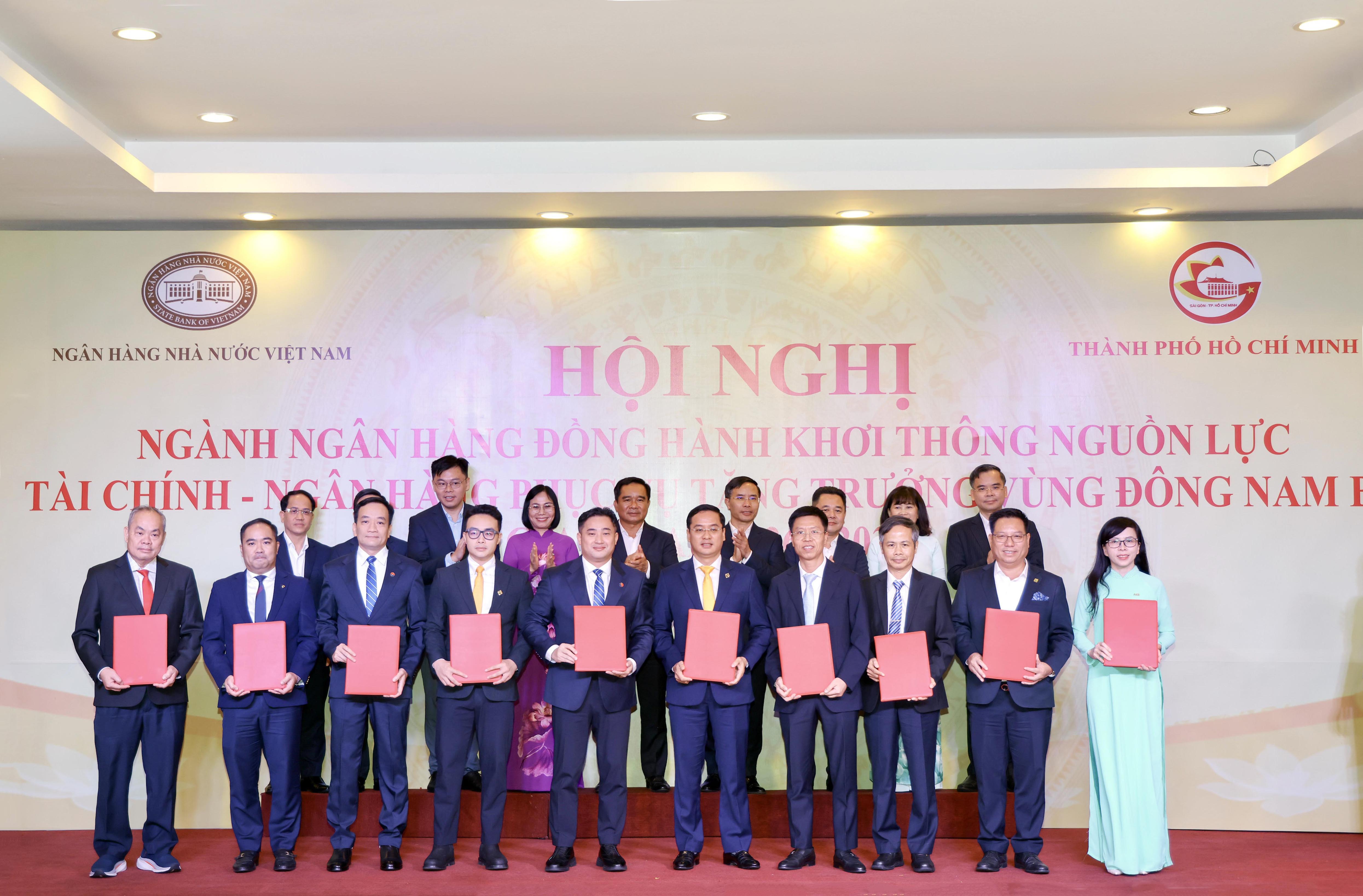 L&atilde;nh đạo NCB trao thoả thuận hợp t&aacute;c tại sự kiện