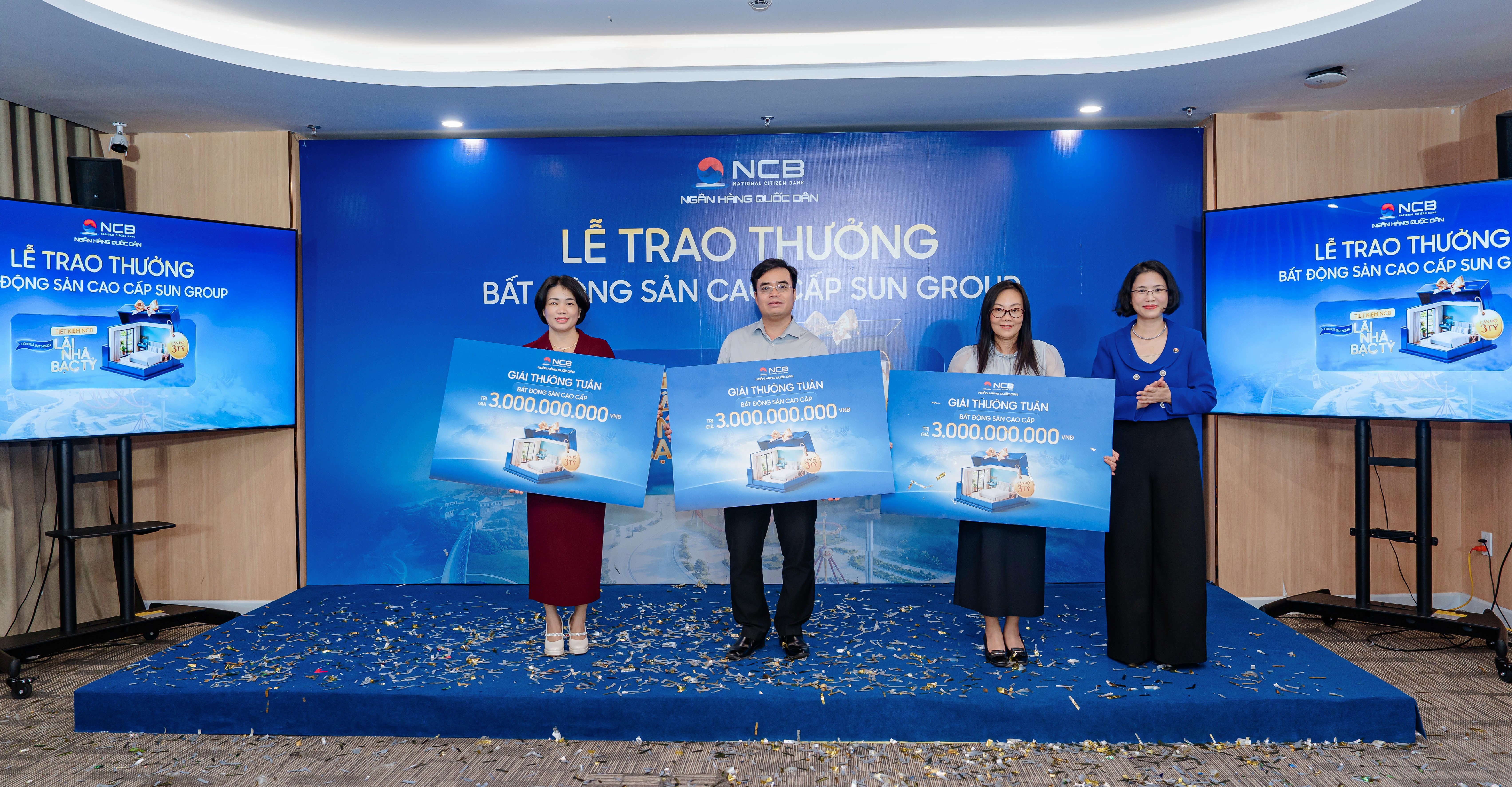 NCB trao giải bất động sản cho KH tr&uacute;ng thưởng.jpg